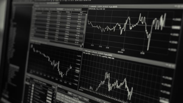 Londons FTSE 100 hits fresh high as banks gain, gold tops ,000